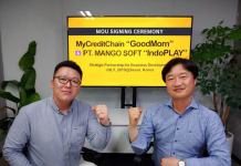 From the left, CEO Lee Jihoon of Mango Soft and CEO Kim Woosik of MyCreditChain