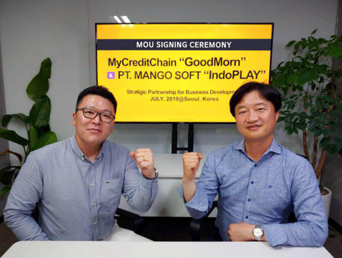 From the left, CEO Lee Jihoon of Mango Soft and CEO Kim Woosik of MyCreditChain