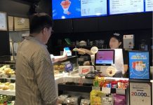 A consumer makes a payment using cryptocurrencies in the Huobi Blockchain Coffee House. (Source=Huobi Korea)