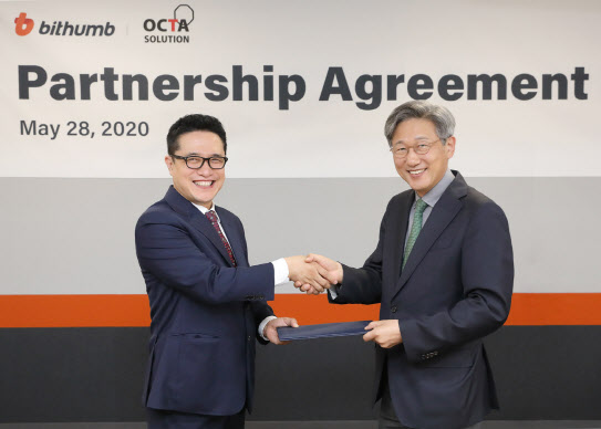 Han Seong-hee (left), a director of business management department of Bithumb Korea, and Park Min-seong, CEO of Octa Solution, signed an agreement for joint development of AML and FDS solutions at Bithumb Korea’s headquarter on May 28th. (Source=Bithumb Korea)